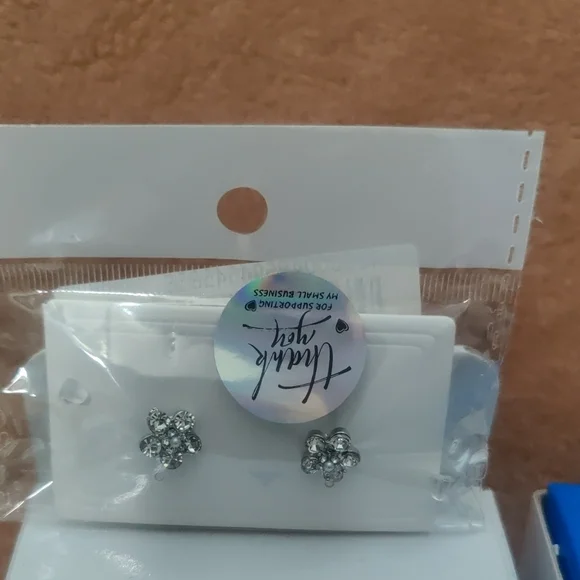 Garmin Vivofit Bands in Red and Blue with Accessories - Picture 10 of 12